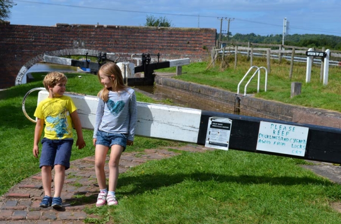 family canal boat holiday uk